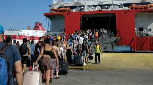 «Βουλιάζει» το λιμάνι του Πειραιά – Πάνω από 100.000 φεύγουν για Δεκαπενταύγουστο