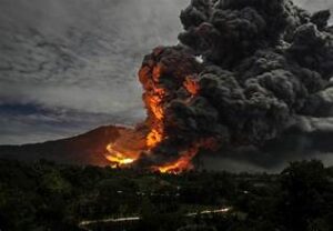 Ινδονησία – έκρηξη ηφαιστείου: Εκκενώνονται περιοχές (συγκλονιστικά βίντεο)