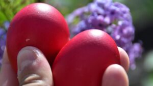 Γιατί τσουγκρίζουμε κόκκινα αυγά το Πάσχα