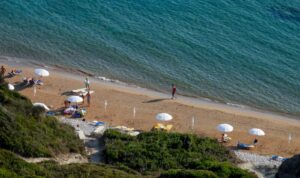 198 «παρθένες» παραλίες της χώρας που απαγορεύονται ξαπλώστρες και ομπρέλες