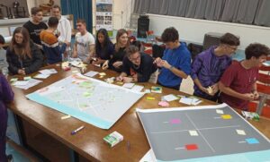 Οι μαθητές σχεδιάζουν και προτείνουν ιδέες μέσα από το εργαστήριο Κυκλικής Οικονομίας του Δήμου Πειραιά