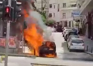 Αυτοκίνητο πήρε φωτιά στην οδό Καλλιρόης (βίντεο)