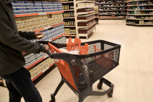 Μείωση των τιμών των καταναλωτικών προϊόντων στα ράφια των σούπερ μάρκετ