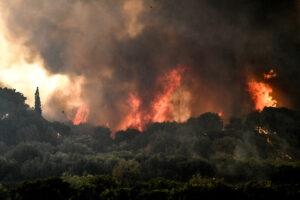 Σκληρή μάχη των πυροσβεστικών δυνάμεων στις πυρκαγιές σε Κω και Χίο