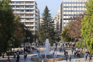 Σύνταγμα: Στήθηκε το Χριστουγεννιάτικο δέντρο ύψους 19,5 μέτρων – Ο στολισμός του θα ξεκινήσει άμεσα