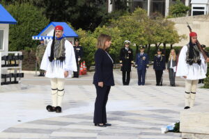 Σακελλαροπούλου: «Τιμάμε τις Ένοπλες Δυνάμεις που εγγυώνται την εθνική μας ανεξαρτησία και την ασφάλεια των συνόρων μας»