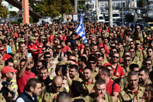 Νέα συγκέντρωση εποχικών πυροσβεστών σήμερα έξω από τη Βουλή