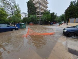 Σκηνές απείρου καλούς στον Άλιμο: Κάνουν βάρδιες πάνω από το καπάκι με τα βοθρολύματα