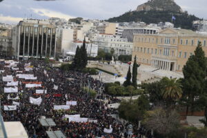 Συγκέντρωση για την επέτειο τραγωδίας των Τεμπών: Δείτε φωτογραφίες και live βίντεο από το κέντρο της Αθήνας