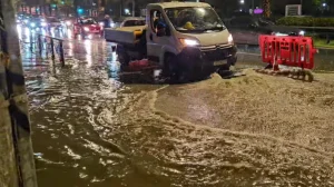 Ξανά βόθρος ο Άλιμος: Τινάχτηκε το καπάκι με τα λύματα στην Ποσειδώνος λόγω βροχής