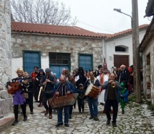 Μυτιλήνη: Νέοι και νέες αναβίωσαν πανάρχαια έθιμα και δρώμενα